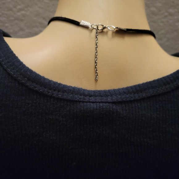 Stylish Faux Pearl & Suede Choker Necklace - Picture 4 of 7